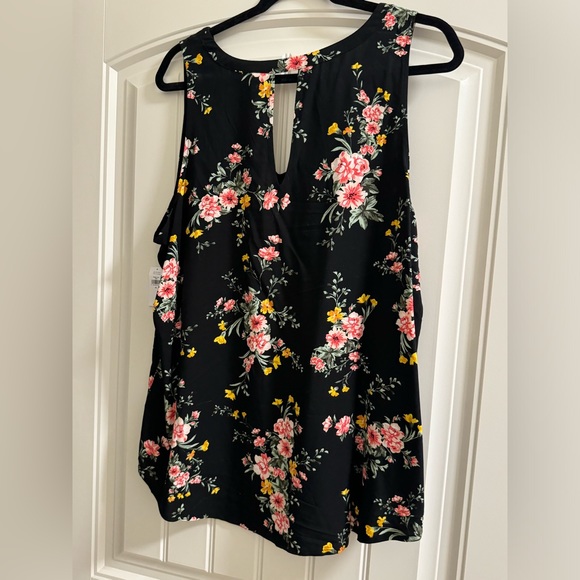 BNWT Old Navy Keyhole Floral Sleeveless Blouse - Picture 2 of 4